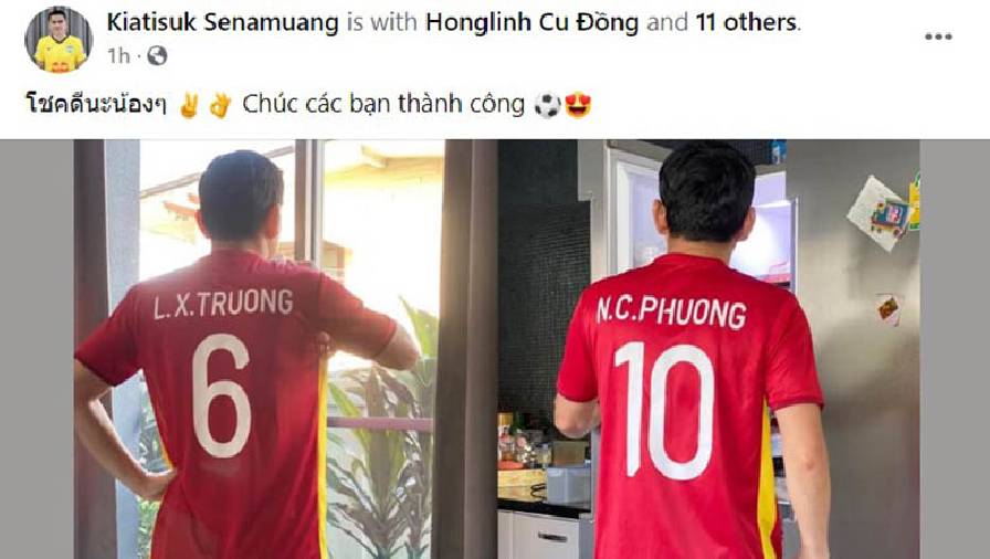 HLV Kiatisuk mặc áo Công Phượng và Xuân Trường, cổ vũ ĐT Việt Nam thắng Oman