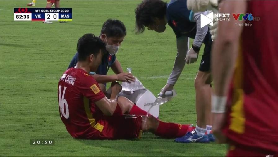 Thành Chung sớm rời sân ở trận Việt Nam vs Malaysia vì chấn thương