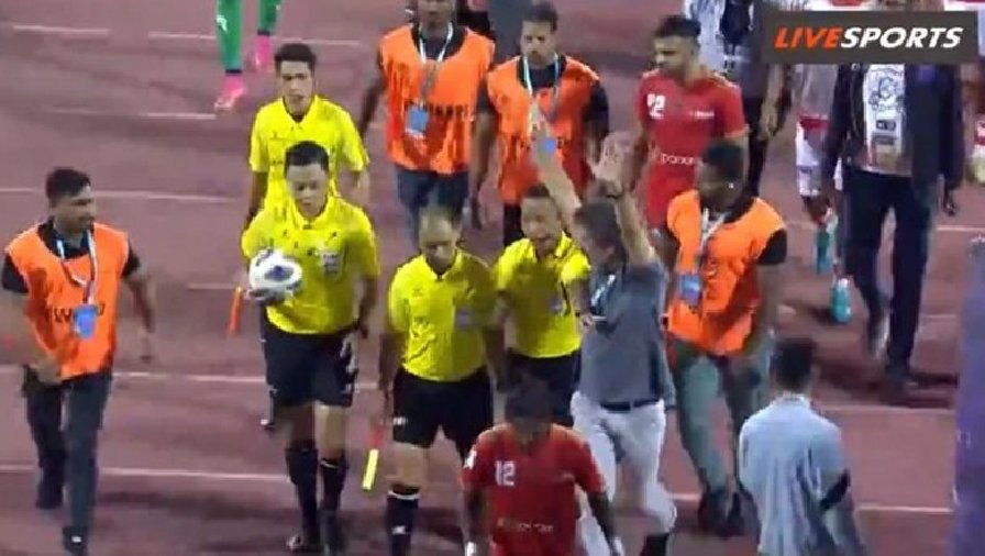 Trọng tài Ngô Duy Lân gây tranh cãi ở AFC Cup, phải nhờ bảo vệ hộ tống rời sân
