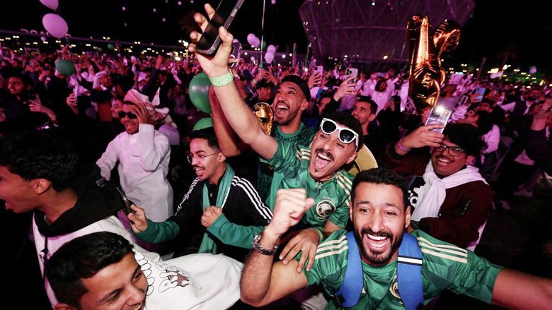 Người dân Saudi Arabia tràn xuống đường, ăn mừng nước nhà đăng cai World Cup 2034