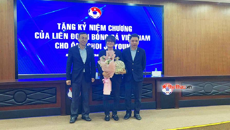 Bác sĩ Choi Ju Yong nhận kỷ niệm chương của VFF trước ngày trở về Hàn Quốc