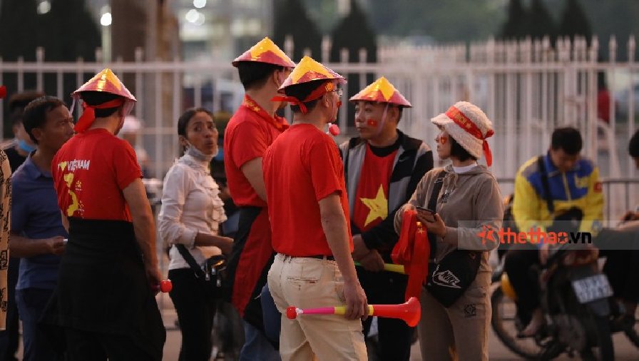 CĐV Việt Nam đến sân từ sớm, sẵn sàng tiếp lửa thầy trò Park Hang Seo đấu Thái Lan