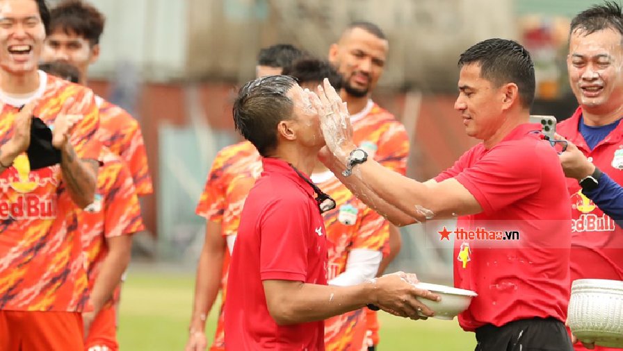 HLV Kiatisuk trát bột vào cầu thủ HAGL nhân dịp Tết té nước Thái Lan