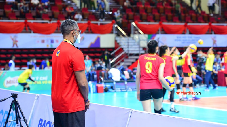 HLV tuyển bóng chuyền nữ Philippines do thám trận Việt Nam vs Indonesia