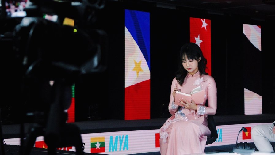 Minh Nghi diện áo dài trong ngày khai mạc Tốc Chiến SEA Games 31