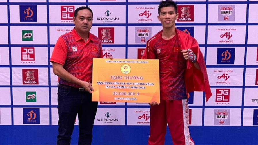 Nhà vô địch Kickboxing Huỳnh Văn Tuấn được Liên đoàn Muay TPHCM thưởng 30 triệu đồng