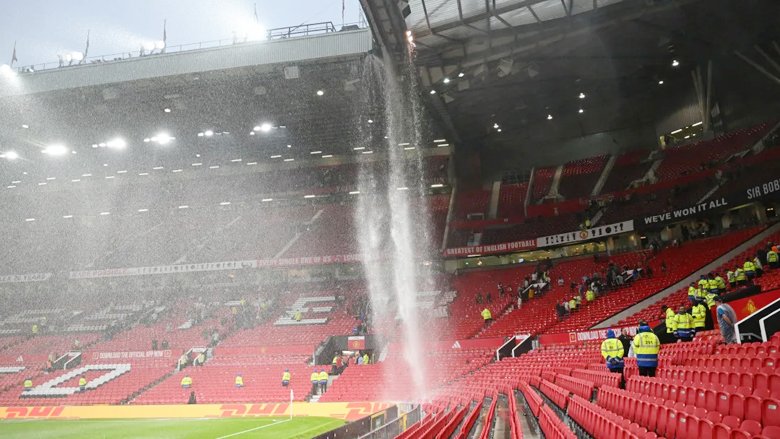Sân Old Trafford bị dột, nước chảy thành thác trong đêm lập kỷ lục buồn của MU