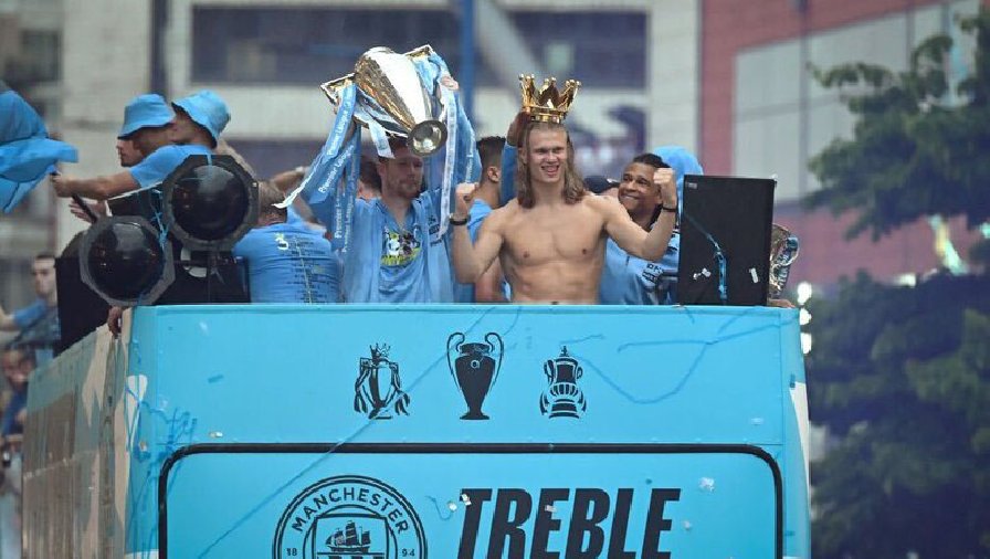 Cầu thủ Man City xuống đường ăn mừng cú ăn 3 lịch sử bất chấp mưa lớn, được 100.000 CĐV chào đón nồng nhiệt