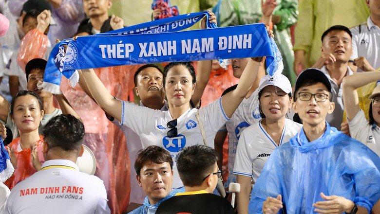 Thép Xanh Nam Định bị phạt 15 triệu đồng vì để CĐV đốt pháo sáng