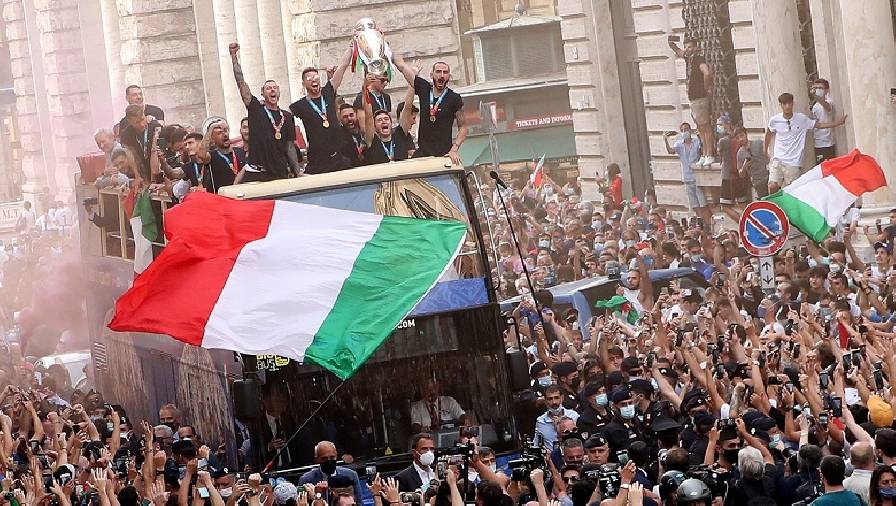 Chùm ảnh: Italia làm lễ mừng công hoành tráng, 'đốt cháy' đường phố Rome