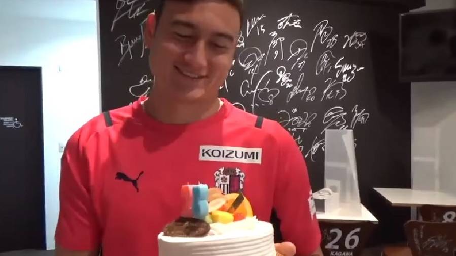Văn Lâm ngượng ngùng khi được đồng đội ở Cerezo Osaka chúc mừng sinh nhật