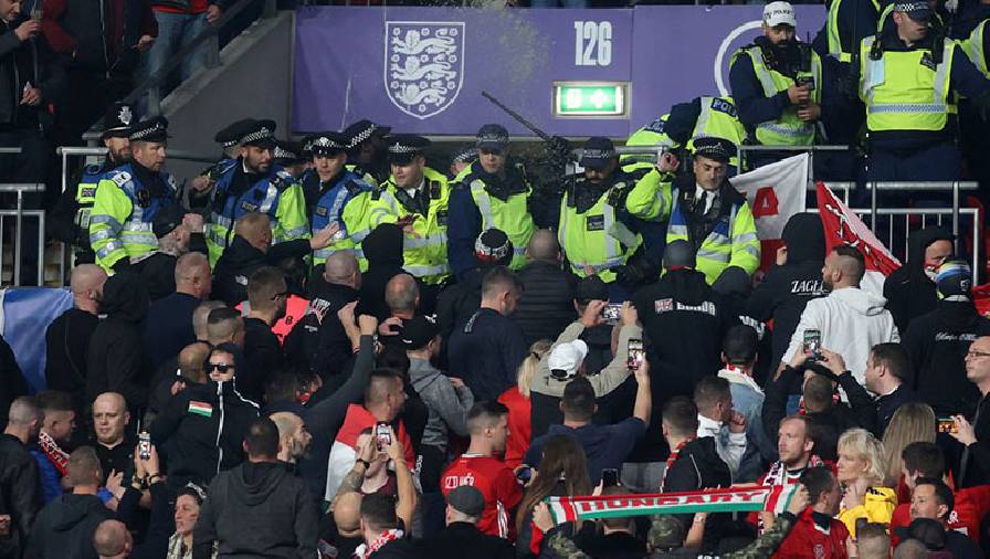 Hooligan Hungary náo loạn, truy đuổi cảnh sát ngay tại Wembley