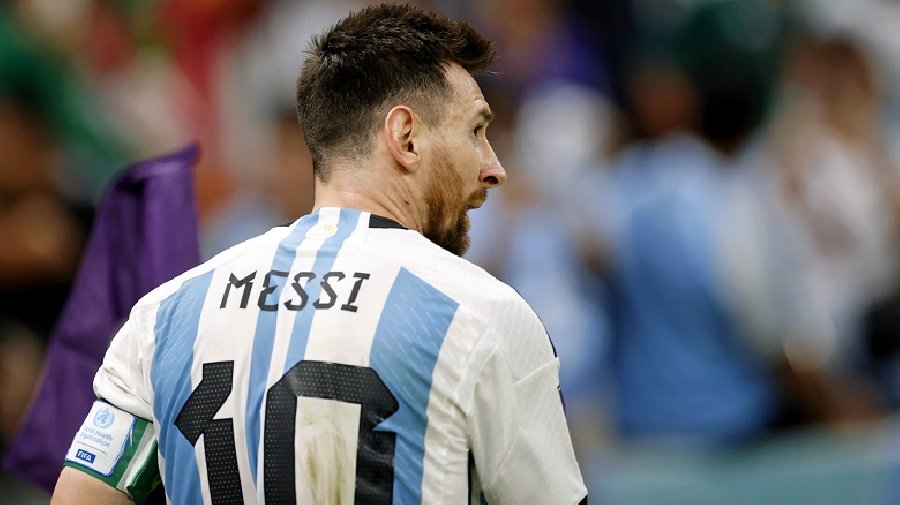 Argentina tố cáo cầu thủ Paraguay 'phun mưa' vào lưng Messi