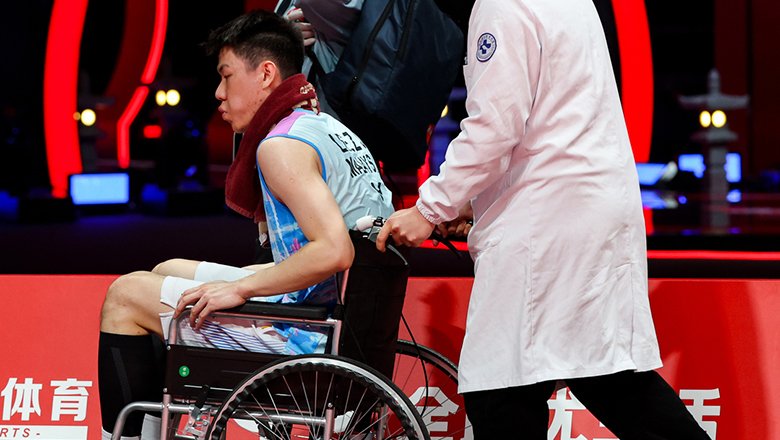 Lee Zii Jia gặp chấn thương, ngồi xe lăn rời BWF World Tour Finals