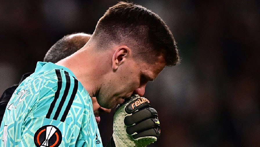 Thủ môn Juventus lên cơn đau tim, bật khóc rời sân giữa trận tứ kết Cúp C2 châu Âu