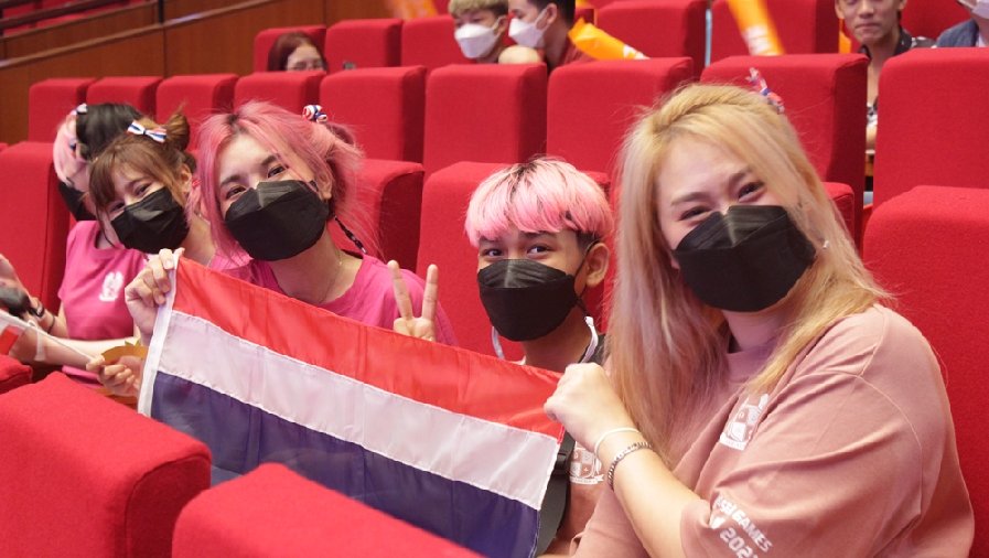 Cổ động viên Thái Lan ‘tô màu’ cho khán phòng Free Fire SEA Games 31