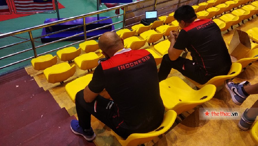 HLV Indonesia ăn vội bữa cơm ở nhà thi đấu sau khi môn Kickboxing kết thúc