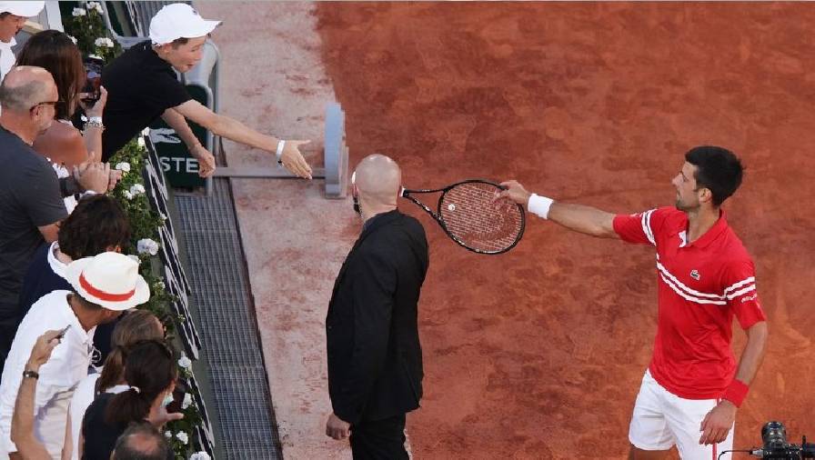 Tặng vợt vô địch cho fan nhí, Djokovic làm nức lòng người hâm mộ