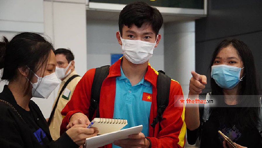 U23 Việt Nam được NHM bủa vây xin chữ ký, tặng đồ ăn vặt khi về TP.HCM