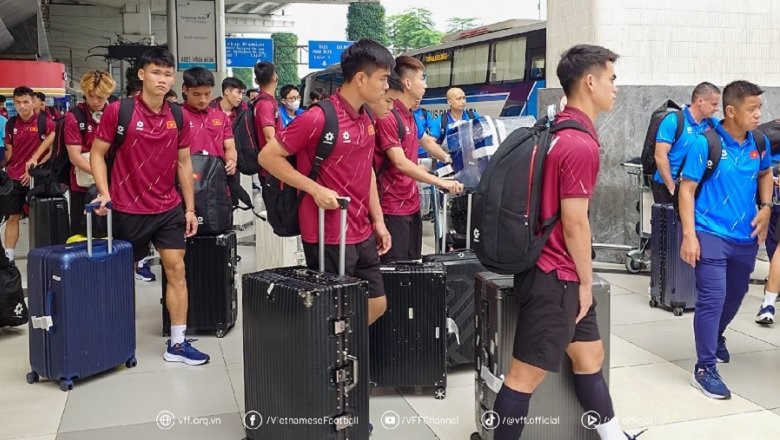 U23 Việt Nam đặt chân đến Indonesia, sẵn sàng bảo vệ ngôi vương Đông Nam Á