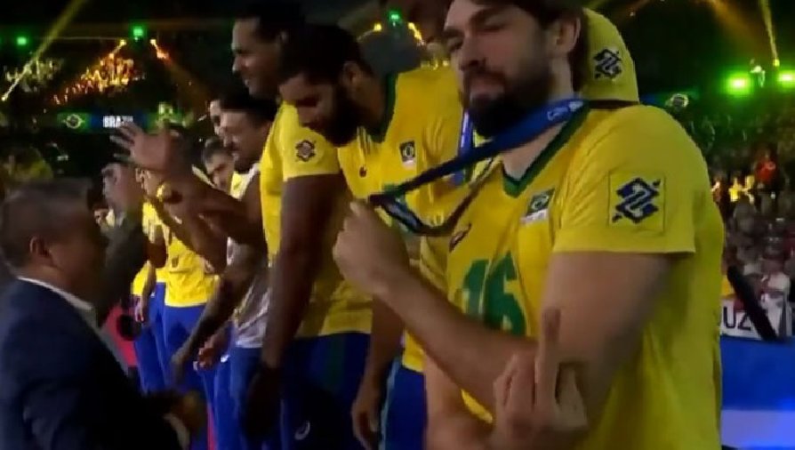 Giơ 'ngón tay thối' trong lễ trao giải, ngôi sao bóng chuyền Brazil nói gì?