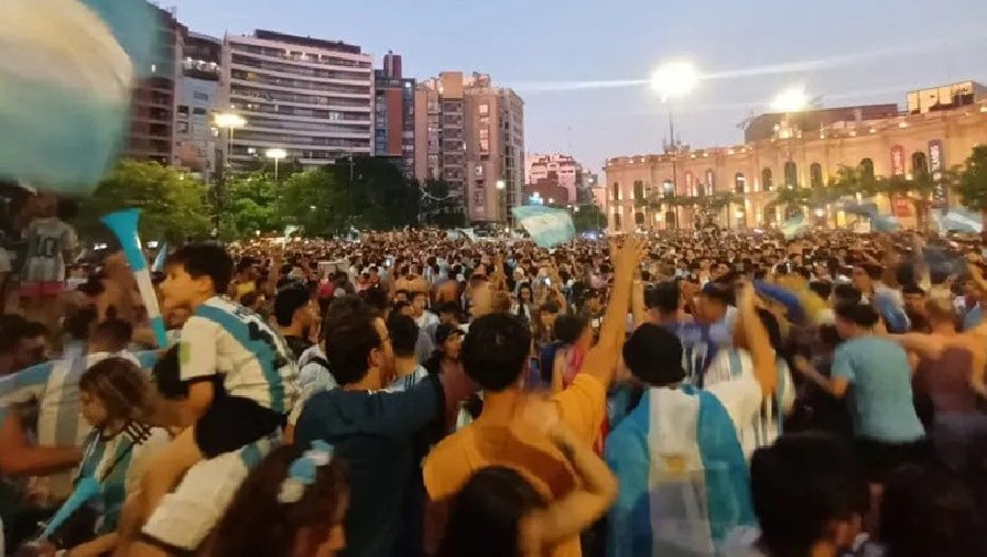 Hàng triệu người dân Argentina đổ ra đường 'đi bão' sau chiến thắng trước Croatia