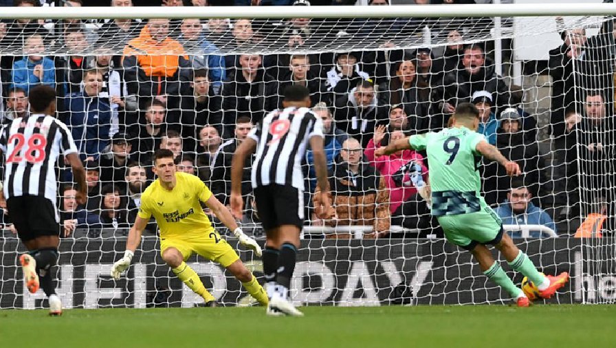 Mitrovic GÂY SỐC với cú đá penalty 2 chạm ở trận Newcastle vs Fulham