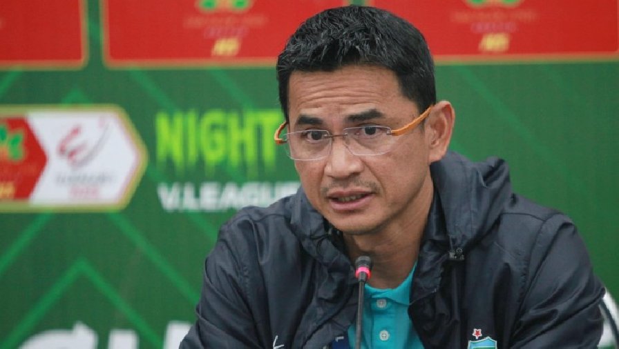 HLV Kiatisuk tiếc thương cầu thủ từng mắc kẹt trong hang Tham Luang