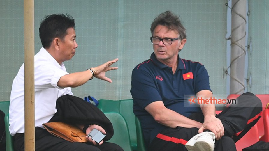 HLV Hoàng Anh Tuấn bất ngờ tới sân tập thăm ông Troussier và U23 Việt Nam