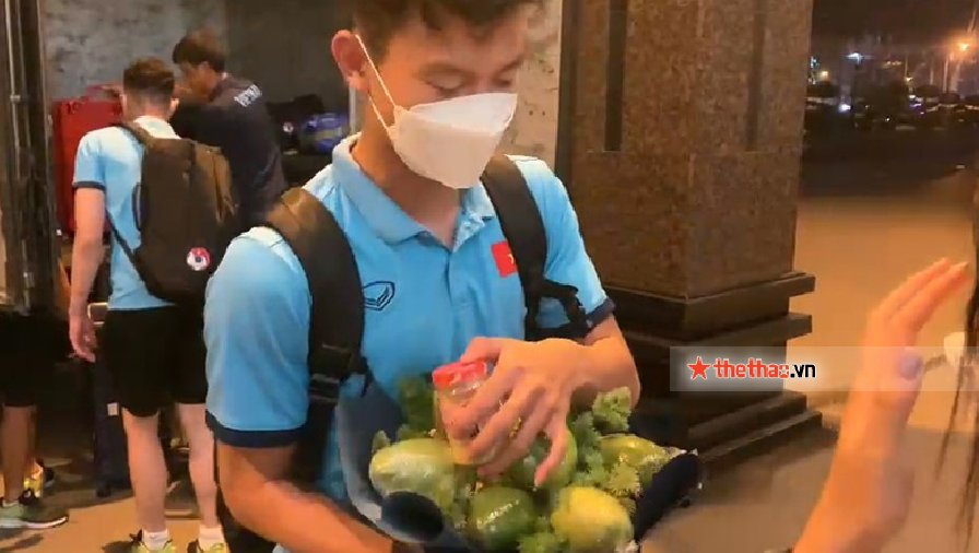'Nam thần' U23 Việt Nam được CĐV nữ tặng hoa quả, muối trước giờ di chuyển lên Phú Thọ