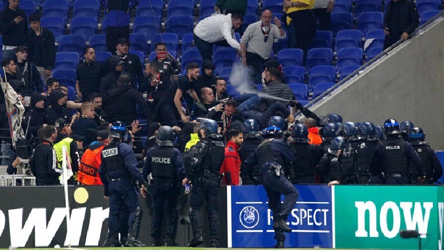 CĐV Lyon ném chai nước về phía cầu thủ West Ham, xung đột với cảnh sát