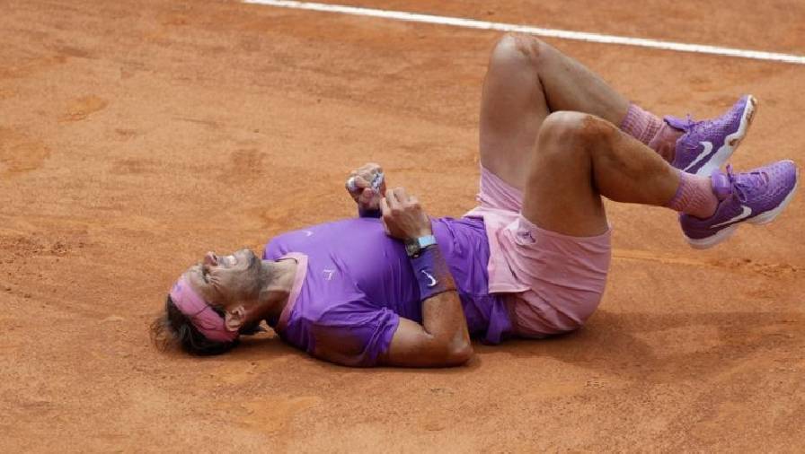 Thót tim với tình huống Nadal nhoài mình cứu bóng, ngã sõng soài trên sân