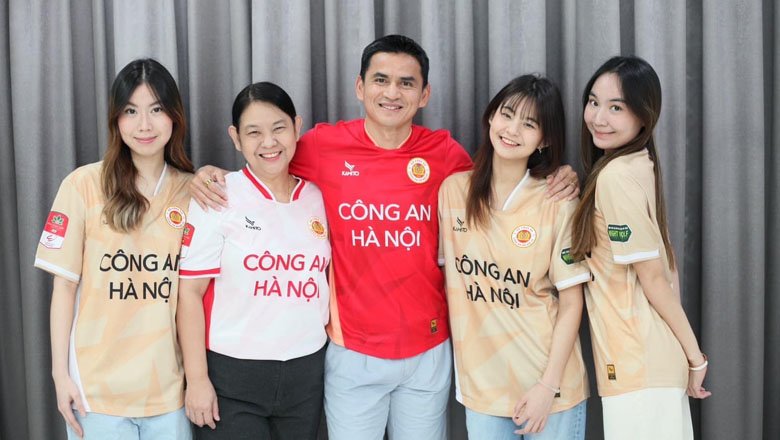 HLV Kiatisuk tươi rói sau khi trở về Thái Lan, cùng cả gia đình mặc áo CAHN