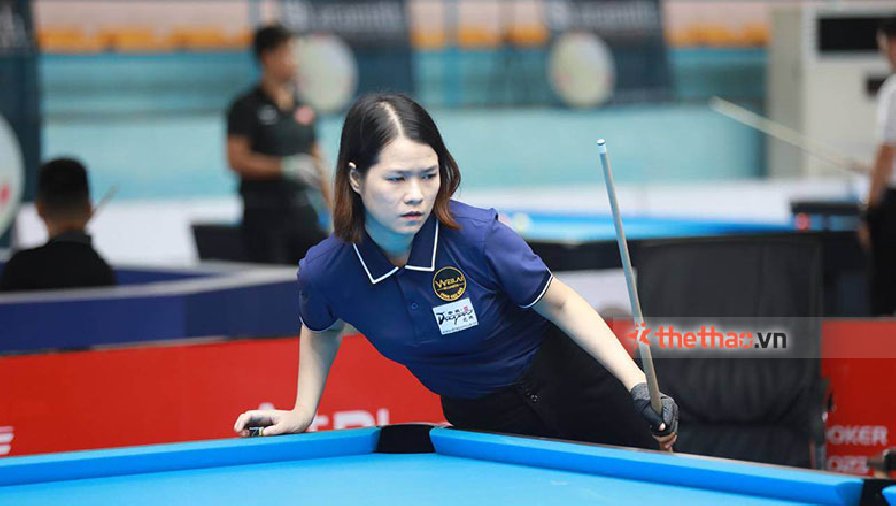 Bùi Xuân Vàng hôn gậy 'Kiên Sành Điệu' tặng sau khi giành chức vô địch pool 9 bi VĐQG 2023