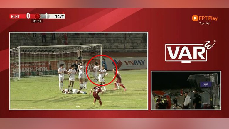 Trọng tài thổi penalty khó hiểu, khiến Thể Công Viettel ôm hận rời Hà Tĩnh