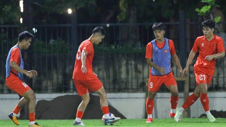 Vừa đặt chân đến Indonesia, U23 Việt Nam đã đối mặt với sóng gió đầu tiên