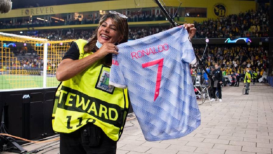 Ronaldo tặng áo cho nữ nhân viên bị sút bất tỉnh ở trận Young Boys vs MU