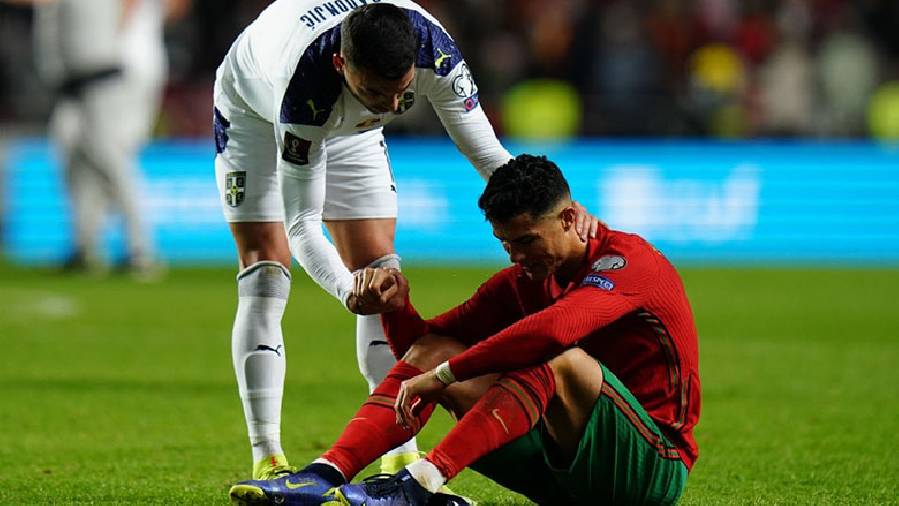 Ronaldo bật khóc nhìn Bồ Đào Nha mất vé đến World Cup 2022 vào tay Serbia