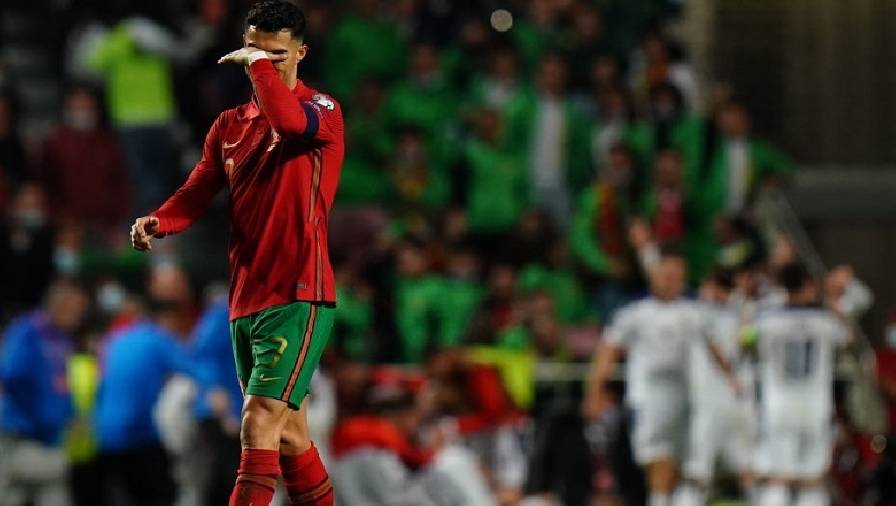 Ronaldo ‘tàng hình’, Bồ Đào Nha thua ngược phút 90, dâng vé dự World Cup 2022 cho Serbia