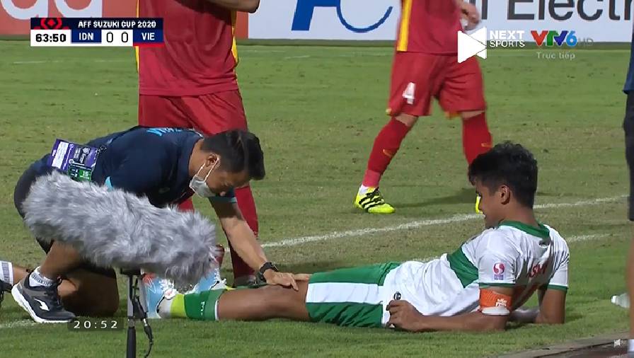 Trợ lý ĐT Việt Nam giúp cầu thủ Indonesia phục hồi ngay trên sân