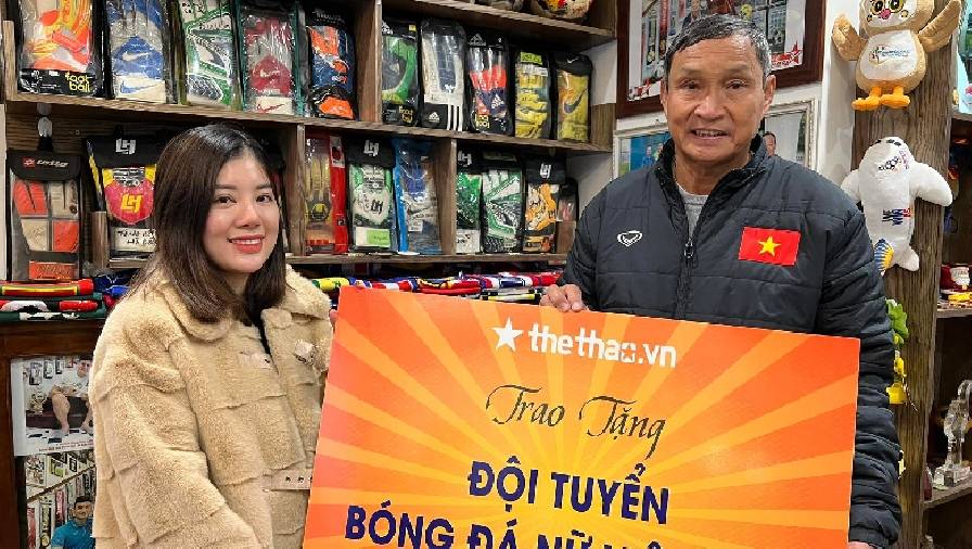 Thethao.vn trao tặng tiền thưởng cho HLV Mai Đức Chung và ĐT nữ Việt Nam
