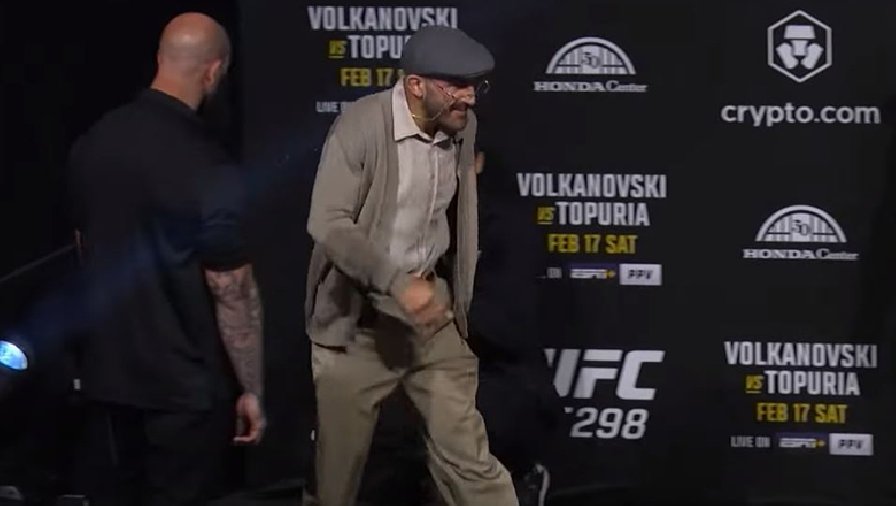 Volkanovski hóa trang thành ông lão, giả vờ ngủ trong buổi họp báo UFC 298