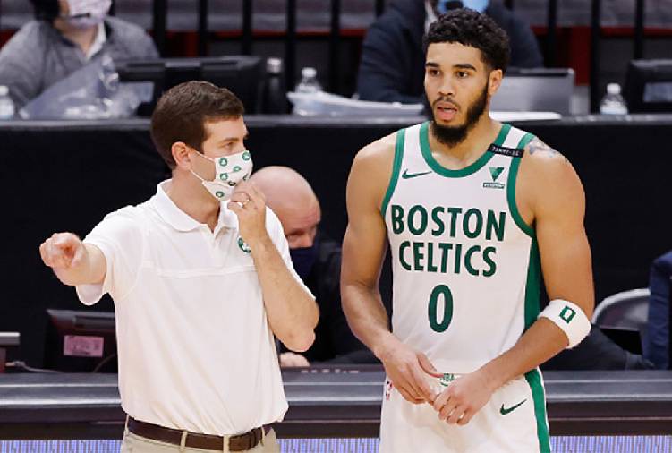 Ngôi sao Boston Celtics phải đeo thiết bị hỗ trợ thở khi thi đấu