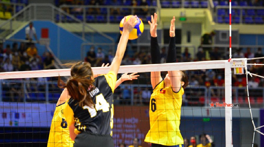 Thắng nhẹ Malaysia, tuyển bóng chuyền nữ Việt Nam chạm tay vào vé bán kết