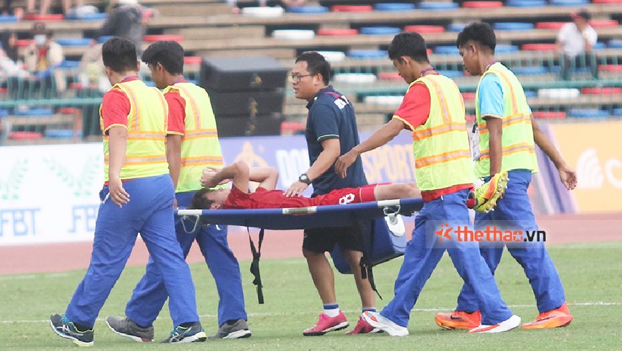 Khuất Văn Khang chấn thương nặng, phải rời sân bằng cáng cuối trận gặp U22 Myanmar
