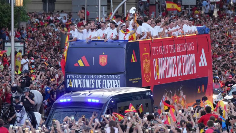 Hàng triệu người đổ ra đường đón tân vương EURO Tây Ban Nha