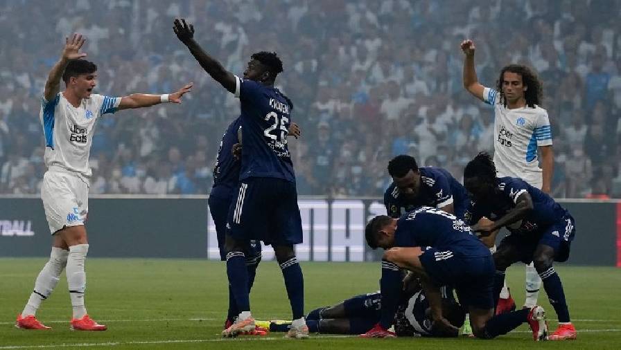 Tiền đạo Ligue 1 đổ gục xuống sân, gợi nhớ ký ức kinh hoàng về Eriksen
