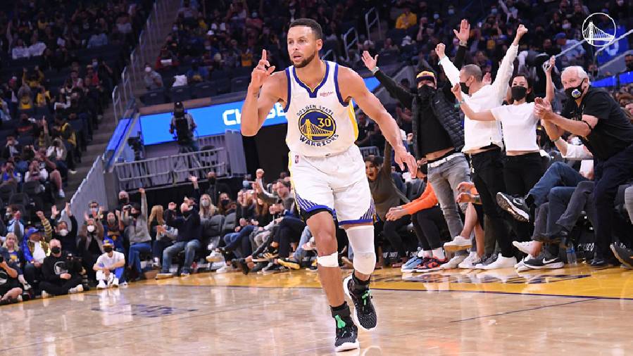 Curry một mình 'cân' cả đội Blaizers, đưa Warriors đến chiến thắng
