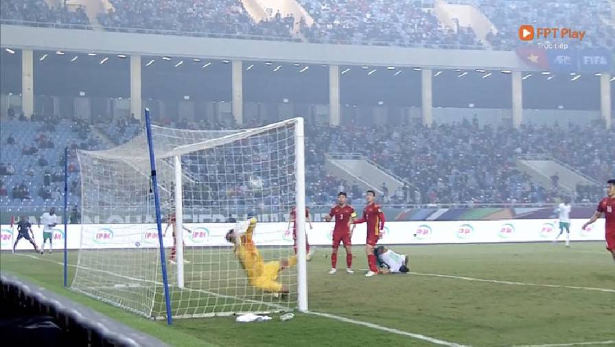 Bóng đã qua vạch vôi ở bàn thua của ĐT Việt Nam trước Saudi Arabia hay chưa?