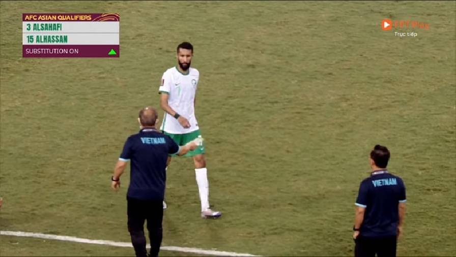 Đội trưởng Saudi Arabia câu giờ khiến HLV Park Hang Seo đứng ngồi không yên